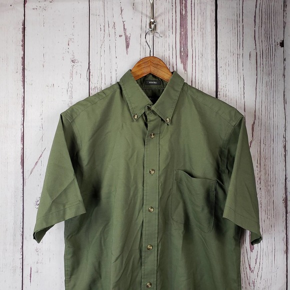 St. Johns Bay Other - St Johns Bay Iron Free Button Down Shirt Mens Size Medium Short Sleeve Green